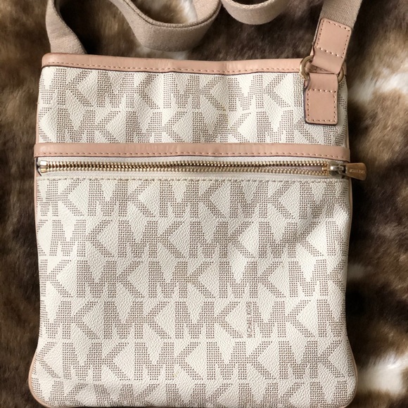 Michael Kors crossbody - Picture 2 of 6